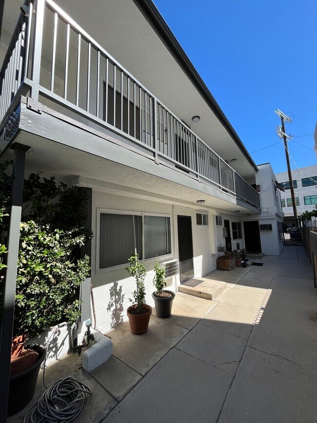 14938 Moorpark St in Los Angeles, CA - Foto de edificio - Building Photo