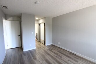 Saticoy Gardens in Van Nuys, CA - Foto de edificio - Building Photo