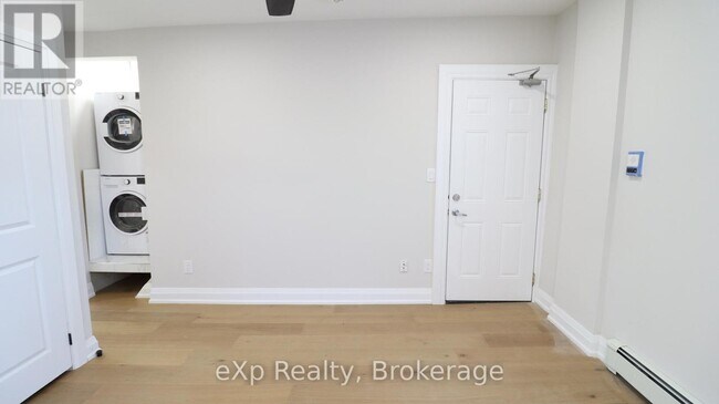 2002 Queen St E in Toronto, ON - Building Photo - Building Photo