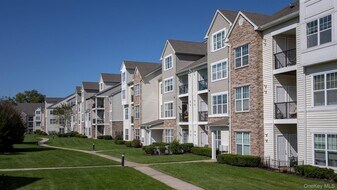 422 Charles Pond Dr in Coram, NY - Building Photo