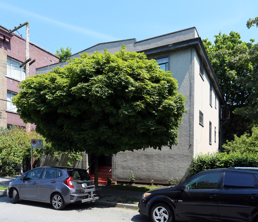 Vine Lodge in Vancouver, BC - Building Photo