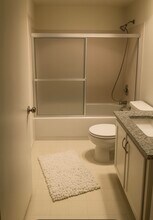 9910 NE 137th St in Kirkland, WA - Building Photo - Building Photo