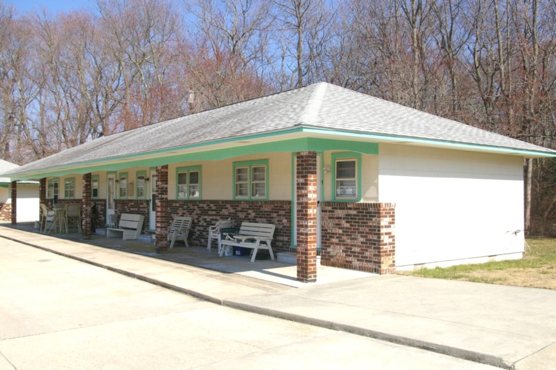 Manor Lake Apartments in Villas, NJ - Building Photo