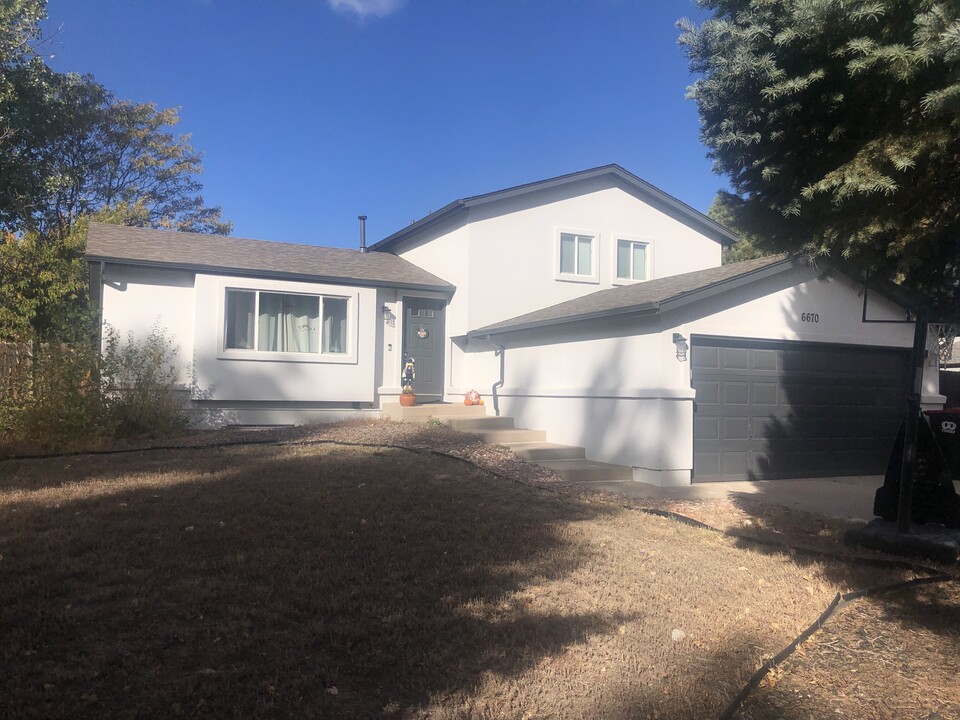 6670 Alberta Dr in Colorado Springs, CO - Foto de edificio