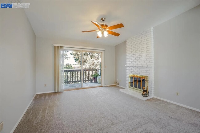 2055 Sierra Rd, Unit 111 in Concord, CA - Foto de edificio - Building Photo