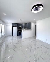 835 Andrew Redding Rd in Lantana, FL - Building Photo