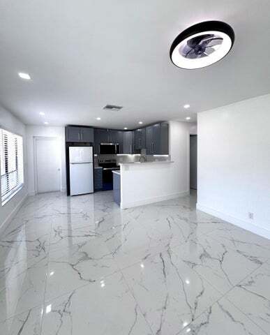 835 Andrew Redding Rd in Lantana, FL - Building Photo