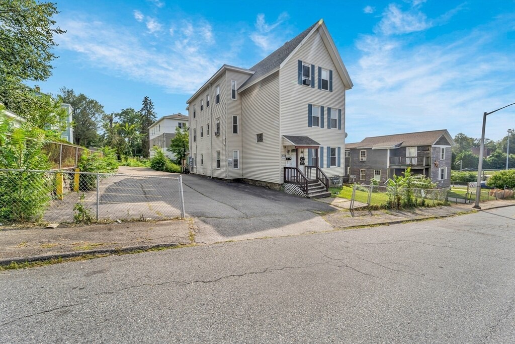 8 Newport St in Worcester, MA - Foto de edificio