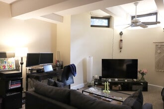 1090 Beacon St in Brookline, MA - Building Photo - Building Photo