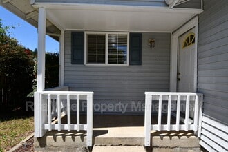 116 SE Debbie Way in Myrtle Creek, OR - Building Photo - Building Photo