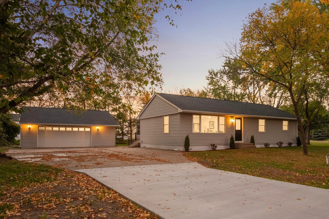 15240 Kangaroo St NW in Ramsey, MN - Foto de edificio