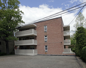 Claridge Apartment Corporation in Great Neck, NY - Foto de edificio - Building Photo