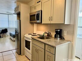2442 Tusitala St in Honolulu, HI - Building Photo