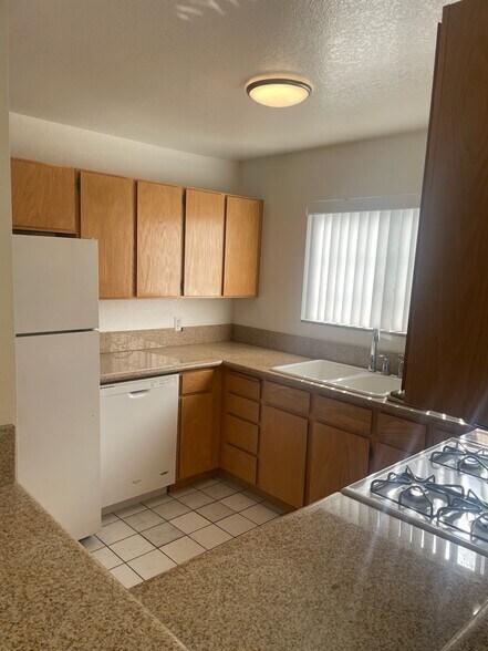 308 N Kenwood St in Burbank, CA - Foto de edificio - Building Photo