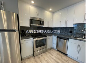1028 Commonwealth Ave-Unit -304 in Boston, MA - Building Photo - Building Photo