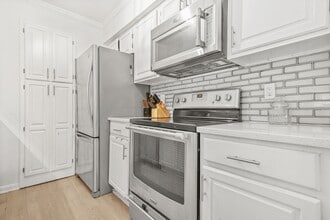 27404 Plantation Dr NE, Unit 404 in Atlanta, GA - Foto de edificio - Building Photo
