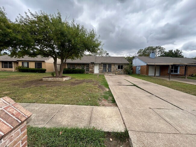 property at 2117 Highwood Dr