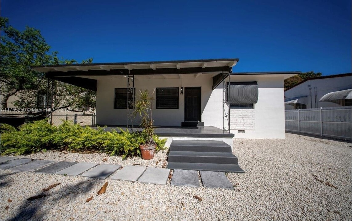 217 E 48th St in Hialeah, FL - Foto de edificio