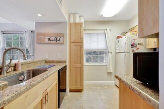 1050 Lake Shore Dr in Lake Park, FL - Building Photo - Building Photo