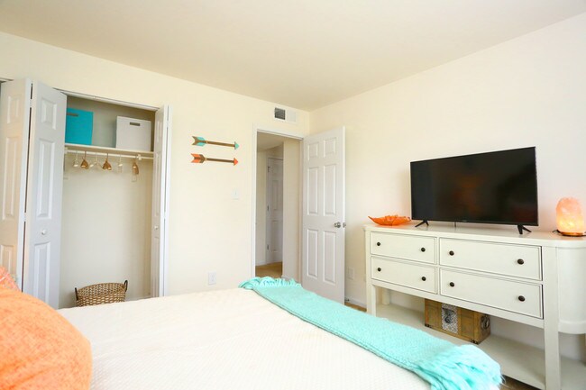 Emerald Point Apartments & Townhomes in Virginia Beach, VA - Foto de edificio - Building Photo