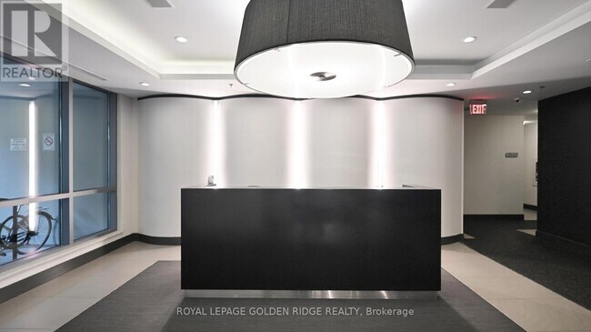 377 Madison Ave in Toronto, ON - Building Photo - Building Photo