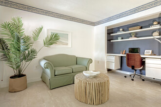 Falls Of Pembroke in Pembroke Pines, FL - Building Photo - Interior Photo