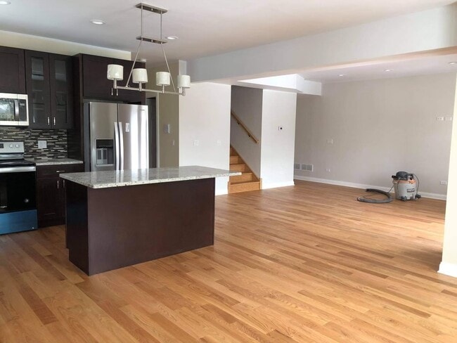 6552 W Roscoe St, Unit 4 in Chicago, IL - Foto de edificio - Building Photo