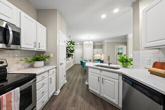 Summermill at Falls River in Raleigh, NC - Foto de edificio - Building Photo