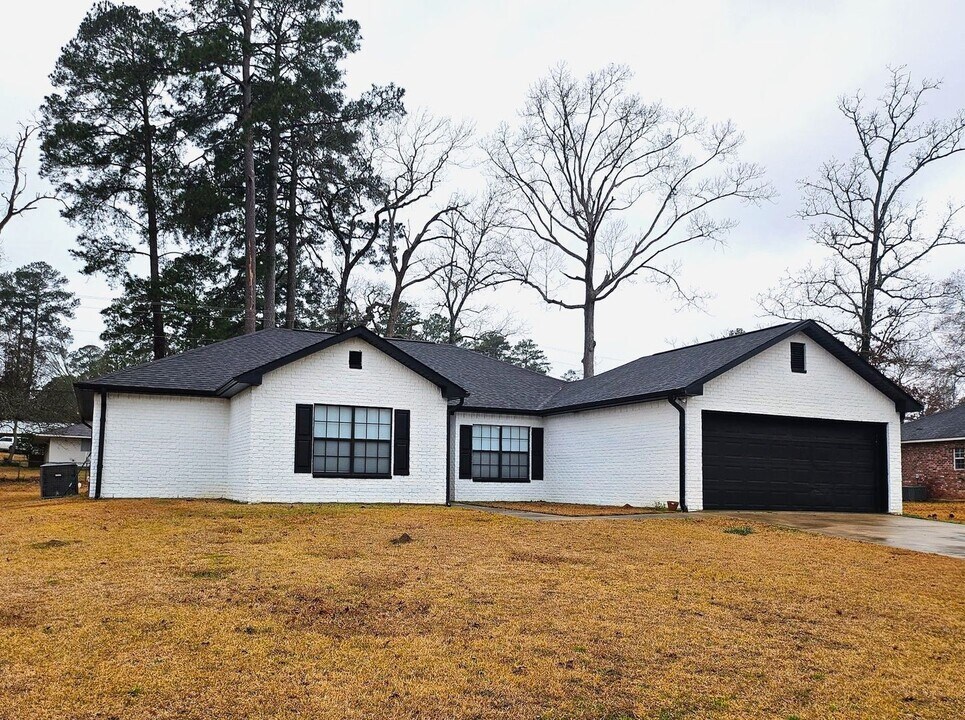 1908 Circles End in Leesville, LA - Building Photo