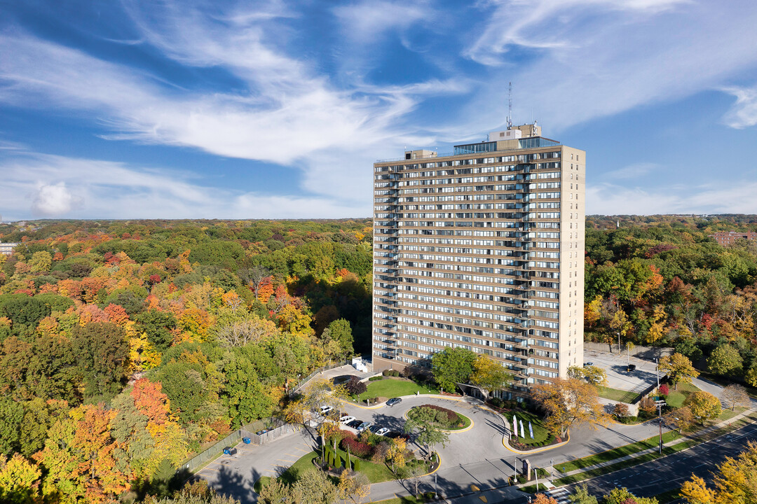 Lake Park Tower in East Cleveland, OH - Foto de edificio