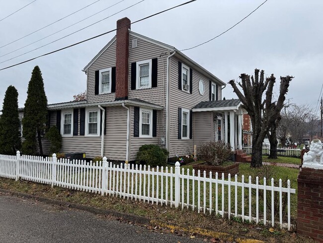 1501 Grosscup Ave in Dunbar, WV - Building Photo - Building Photo