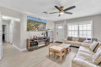 709 SW 7th Ave in Hallandale Beach, FL - Building Photo - Building Photo