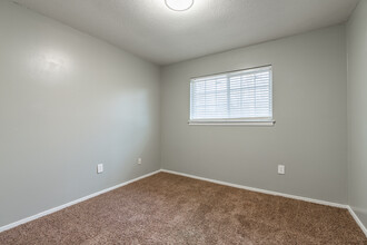 Lexington Apartments in Memphis, TN - Building Photo - Interior Photo