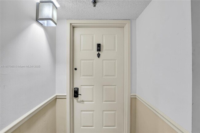 105 Lake Emerald Dr in Oakland Park, FL - Building Photo - Building Photo