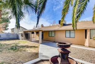 5204 Shady Grove Ln in Las Vegas, NV - Building Photo