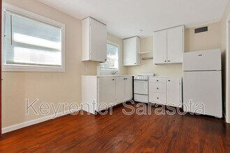 325 Ohio Pl in Sarasota, FL - Building Photo - Building Photo