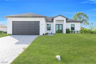 1612 NW 9th Ave in Cape Coral, FL - Building Photo