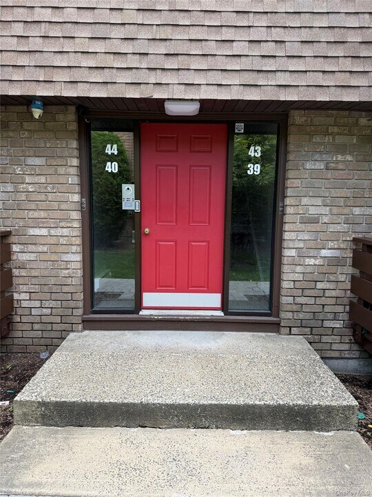 40 New Holland Village in Nanuet, NY - Building Photo