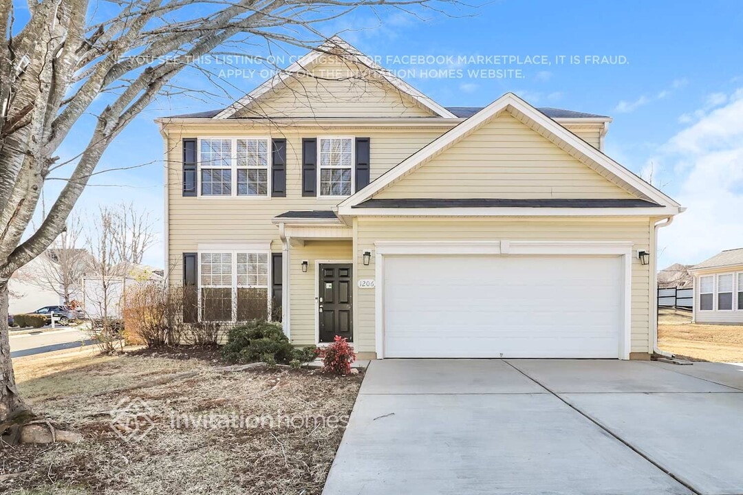 1206 Bethpage Dr in Mebane, NC - Foto de edificio