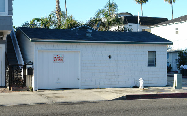 1000 Oceanfront in Newport Beach, CA - Building Photo - Building Photo