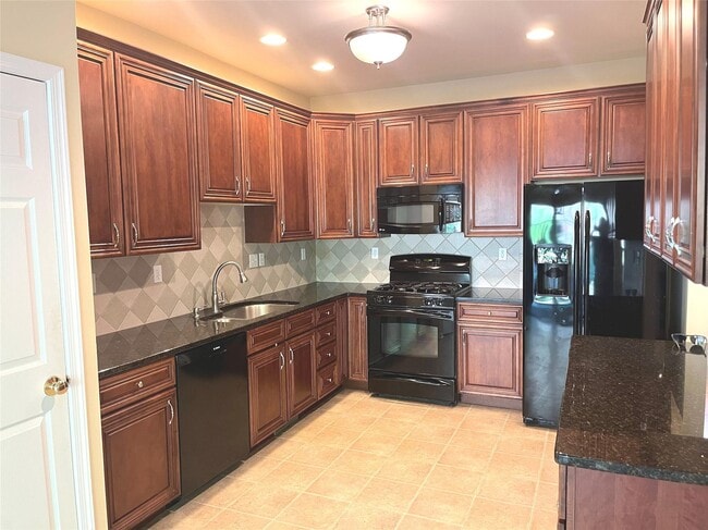 890 Huntington Dr in Fishkill, NY - Building Photo - Building Photo