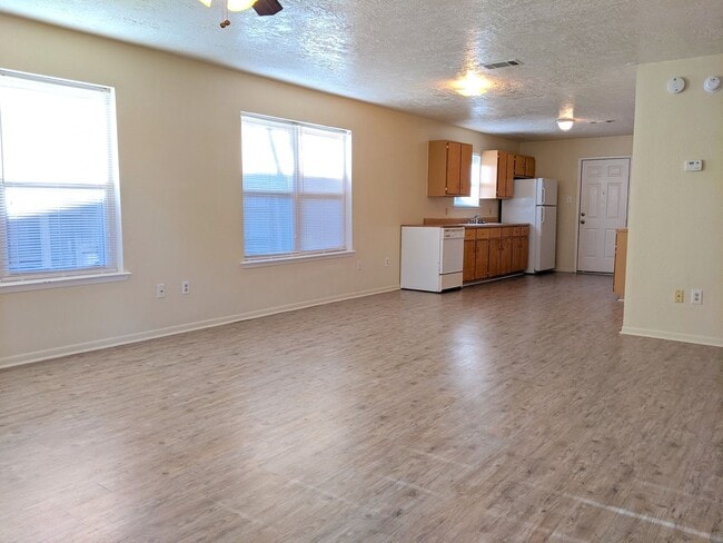 IMMEDIATE MOVE IN!!!  Spacious 2 Bed, 1 Ba in College Station, TX - Building Photo - Building Photo