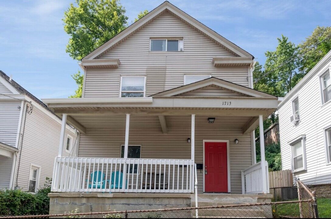 1713 William Howard Taft Rd in Cincinnati, OH - Building Photo