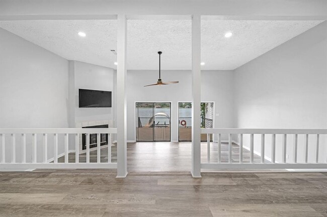 1216 Lake View Dr in Montgomery, TX - Building Photo - Building Photo