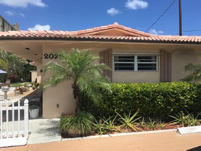 Elizabeth House Inn in Deerfield Beach, FL - Building Photo - Building Photo