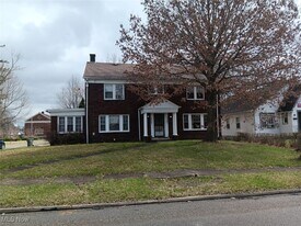 3305 Idlewood Ave in Youngstown, OH - Building Photo