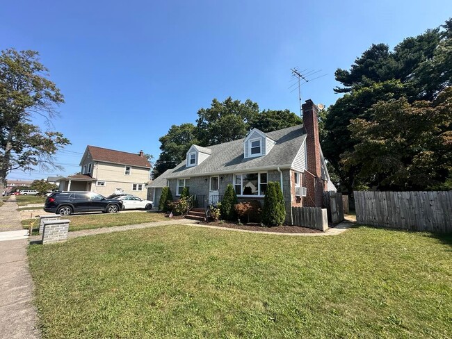 307 Bedford Ave in Uniondale, NY - Building Photo - Building Photo