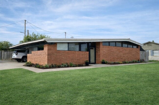 property at 1919 Sumner Dr