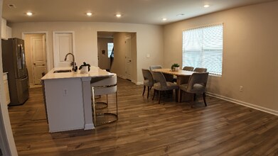 214 Wintersweet Wy in Greenville, SC - Building Photo - Building Photo