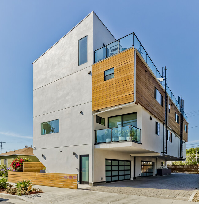 6075 Hargis St in Los Angeles, CA - Foto de edificio - Building Photo